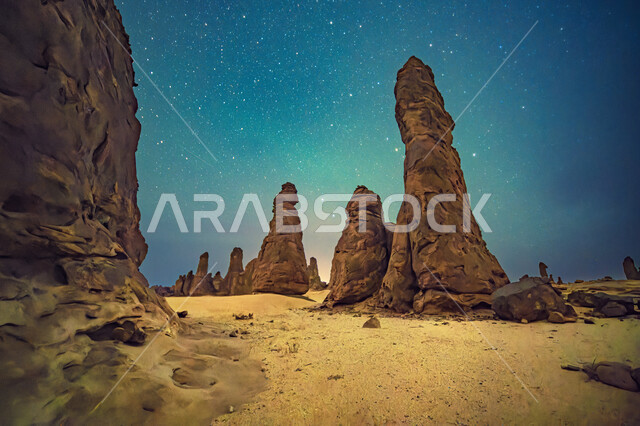 مناظر الطبيعة الصحراوية، التكوينات والتشكيلات الصخرية في محميات المملكة العربية السعودية، مناطق جذب واستقطاب السائحين، مجرة درب التبانة والنجوم اللامعة فوق جبال الغراميل الحجرية في مدينة العلا، المعالم التاريخية الأثرية السياحية