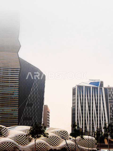 النمو والتطور العمراني في السعودية، الاجواء الشتوية الماطرة فوق مركز الملك عبد الله المالي (كافد)، المنشآت والأبراج المالية في مدينة الرياض في فصل الشتاء، الفن الهندسي المعماري للمباني وناطحات السحاب المشهورة في المملكة، تحقيق النهضة الاقتصادية والتجارية