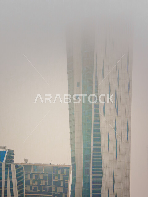 المنشآت والأبراج المالية في مدينة الرياض في فصل الشتاء، الفن الهندسي المعماري للمباني وناطحات السحاب المشهورة في المملكة، تحقيق النهضة الاقتصادية والتجارية، النمو والتطور العمراني في السعودية، الاجواء الشتوية الماطرة فوق مركز الملك عبد الله المالي (كافد)