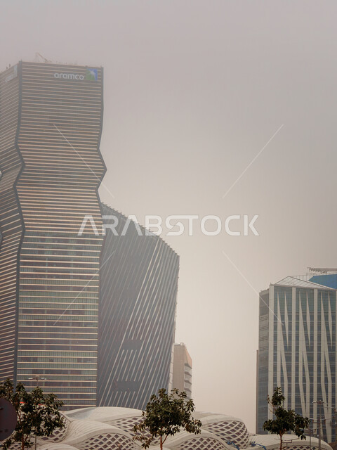 الفن الهندسي المعماري للمباني وناطحات السحاب المشهورة في المملكة، تحقيق النهضة الاقتصادية والتجارية، النمو والتطور العمراني في السعودية، الاجواء الشتوية الماطرة فوق مركز الملك عبد الله المالي (كافد)، المنشآت والأبراج المالية في مدينة الرياض في فصل الشتاء