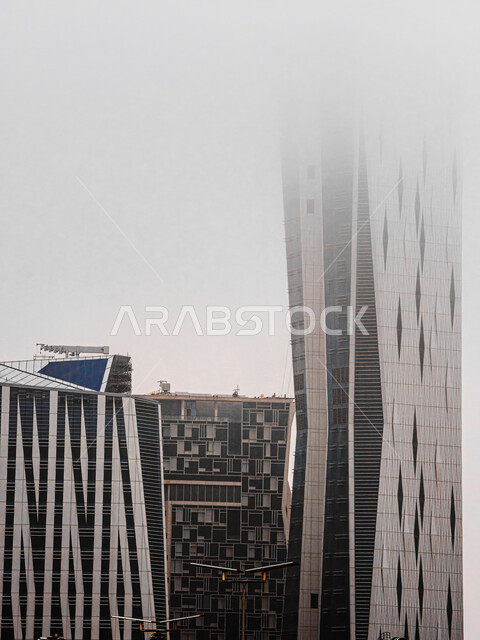 تحقيق النهضة الاقتصادية والتجارية، النمو والتطور العمراني في السعودية، الاجواء الشتوية الماطرة فوق مركز الملك عبد الله المالي (كافد)، المنشآت والأبراج المالية في مدينة الرياض في فصل الشتاء، الفن الهندسي المعماري للمباني وناطحات السحاب المشهورة في المملكة
