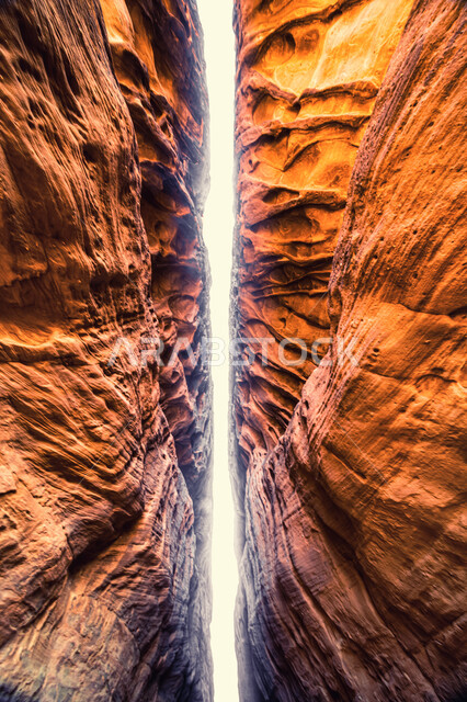 التضاريس في القمم والمرتفعات الجبلية، أماكن طبيعية تراثية سياحية مشهورة، النحت الصخري في المناطق الصحراوية، التكوينات والتشكيلات الصخرية في مدائن صالح في محافظة العلا، الحضارة والآثار التاريخية القديمة