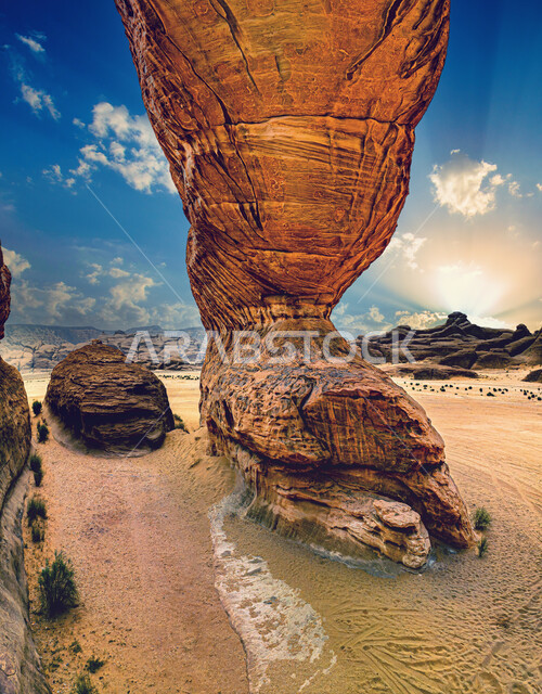 التكوينات والتشكيلات الصخرية في صحراء محافظة العلا، القمم والمرتفعات الجبلية وسط البيئة الرمليه، صخرة القوس الشهيرة في المناطق الصحراوية في المملكة العربيه السعودية، معالم اثرية تاريخية قديمة، اماكن سياحية طبيعية مشهورة