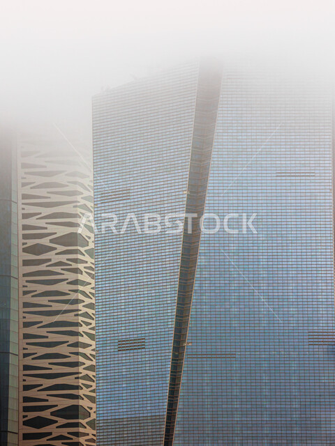 النمو والتطور العمراني في السعودية، الاجواء الشتوية الماطرة فوق مركز الملك عبد الله المالي (كافد)، المنشآت والأبراج المالية في مدينة الرياض في فصل الشتاء، الفن الهندسي المعماري للمباني وناطحات السحاب المشهورة في المملكة، تحقيق النهضة الاقتصادية والتجارية