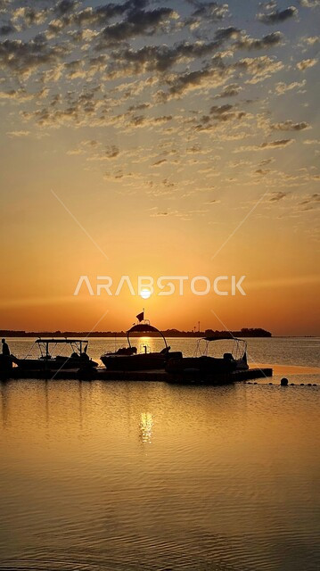 منظر شروق الشمس على سواحل الخليج العربي، الوجهة البحرية في المملكة العربية السعودية، الأماكن السياحية الساحلية مشهورة، قضاء اوقات ممتعه على شاطئ البحر الاحمر، خلفية الطبيعه