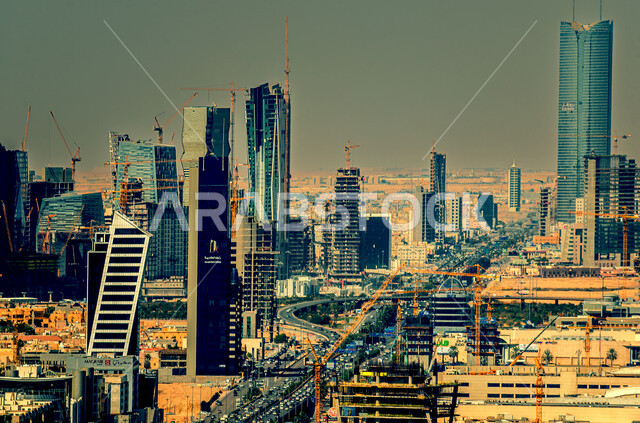 النمو والتقدم العمراني على الطراز الحديث، الفن الهندسي المعماري للأبراج وناطحات السحاب في العاصمة، حركة مرور السيارات في الشوارع والطرقات الرئيسية، البيوت والمباني السكنية في مدينة الرياض في النهار، المعالم السياحية المشهورة في السعودية