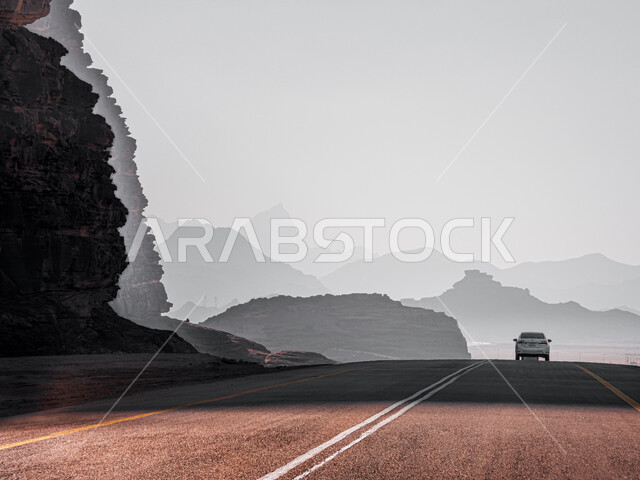 الطريق الاسفلتي المعبد المؤدي الى صحراء حسمى نيوم، الطرق الصحراوية في القمم والمرتفعات الجبلية في المملكة العربية السعودية، صحراء مدينة تبوك، تجهيزات طرقات السفر السريعة