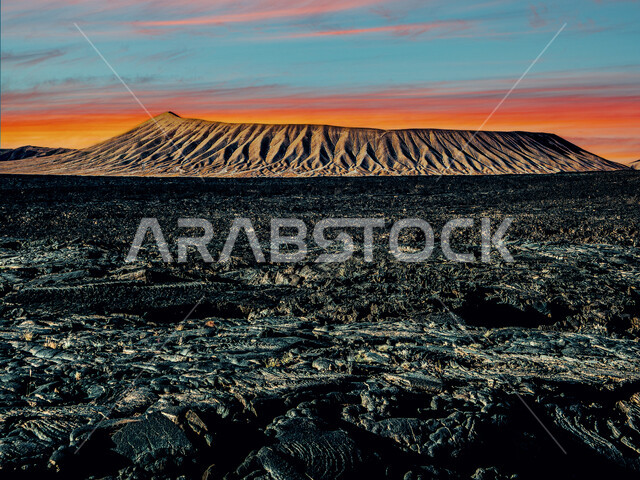 حقل بركاني خامد في المدينة المنورة، فوهة بركان الجبل الأبيض في حرة خيبر وقت غروب الشمس، مقصد السياح وعلماء الأرض, اماكن الطبيعة في المملكة العربية السعودية