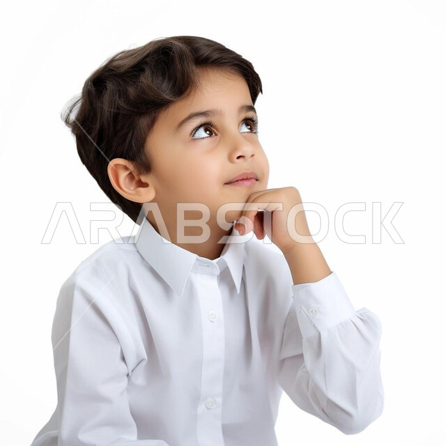 إيماءات تدل على التفكير بشيء ما، بورتريه لطفل عربي سعودي خليجي يرتدي الثوب السعودي, التأمل والتفكر للتخطيط للمستقبل, إيجاد حل لمشكلة, النظر إلى مكان ما، خلفية بيضاء