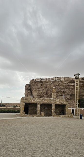 مبنى قديم مصنوع من الحجارة في محمية الشعبه، منظر السماء المليئة بالسحب والغيوم البيضاء، المحميات الطبيعية لتربية والعناية بالحيونات، اماكن ومعالم سياحية ترفيهية