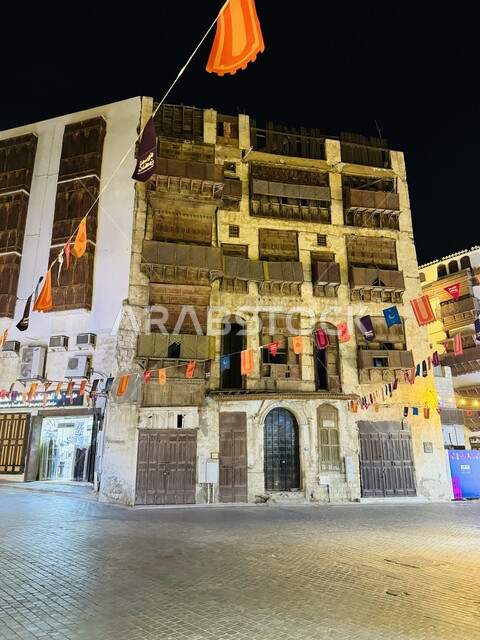 الفن الهندسي المعماري على الطراز العربي القديم، الأبنية القديمة والنوافذ الخشبية، أماكن سياحية في المملكة العربية السعودية، معالم آثرية في جدة البلد، صورة مقربة لإحدى المباني في المدينة التاريخية
