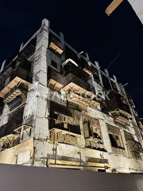 الأبنية القديمة والنوافذ الخشبية، الفن الهندسي المعماري على الطراز العربي القديم، أماكن سياحية في المملكة العربية السعودية، معالم آثرية في جدة البلد، صورة مقربة لإحدى المباني في المدينة التاريخية