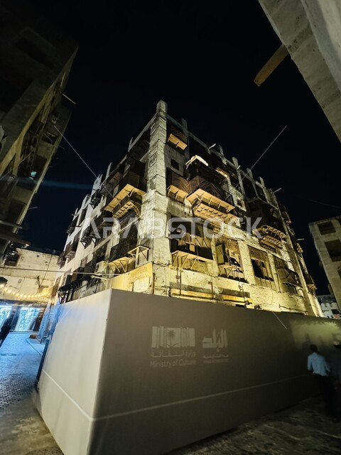 الفن الهندسي المعماري على الطراز العربي القديم، الأبنية القديمة والنوافذ الخشبية، أماكن سياحية في المملكة العربية السعودية، معالم آثرية في جدة البلد، صورة مقربة لإحدى المباني في المدينة التاريخية