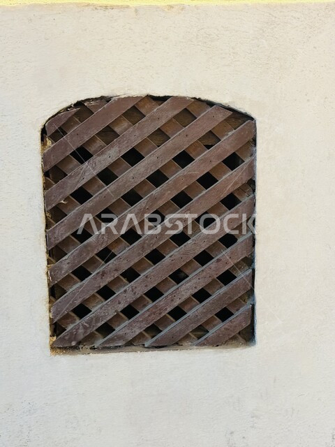 الفن الهندسي المعماري لبناء المباني على الطراز القديم، صورة مقربة لنافذة خشبية في بلد تاريخي في مدينة جدة، الاماكن والمعالم الأثرية السياحية في المملكة العربية السعودية