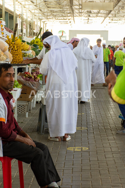 تجمع الزبائن لشراء السلع الغذائية، محاصيل ومنتجات زراعية محلية وطنية إماراتية، موسم قطاف المحصول الزراعي في إمارة ابو ظبي، الاهتمام بالزراعة المحلية والاكتفاء الذاتي في الإمارات العربية المتحدة، أسواق شعبية لبيع الخضار والفواكه الطازجة في مدينة العين
