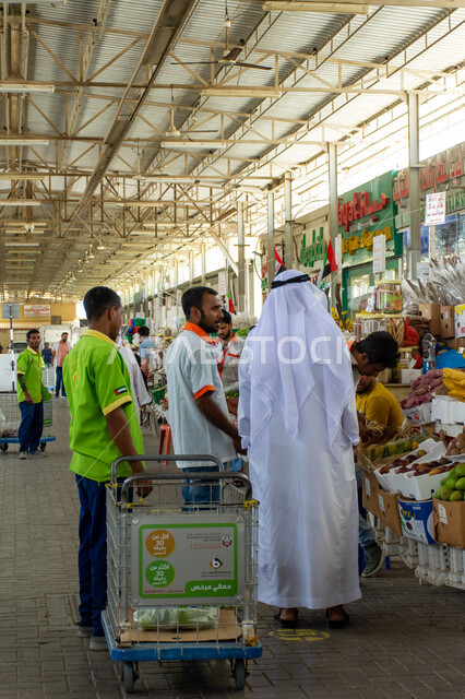 الاهتمام بالزراعة المحلية والاكتفاء الذاتي في الإمارات العربية المتحدة، أسواق شعبية لبيع الخضار والفواكه الطازجة في مدينة العين، تجمع الزبائن لشراء السلع الغذائية، محاصيل ومنتجات زراعية محلية وطنية إماراتية، موسم قطاف المحصول الزراعي في إمارة ابو ظبي