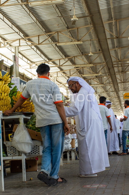 تجمع الزبائن لشراء السلع الغذائية، محاصيل ومنتجات زراعية محلية وطنية إماراتية، موسم قطاف المحصول الزراعي في إمارة ابو ظبي، الاهتمام بالزراعة المحلية والاكتفاء الذاتي في الإمارات العربية المتحدة، أسواق شعبية لبيع الخضار والفواكه الطازجة في مدينة العين