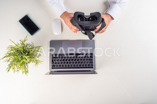 صانع أفلام ثلاثية الأبعاد , خبير خليجي في مجال العالم الافتراضي , نظارة في ار بوكس مختصه لرؤية مجسمات ثلاثية الأبعاد , بيئة عمل , خلفية بيضاء .