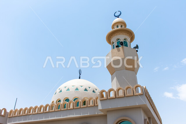 مسجد في مدينة العين بإمارة أبو ظبي، العبادة والتقرب الى الله، قبة ومئذنة المسجد على الطراز العربي، اقامة الصلاة وأداء الفروض، الفن الاسلامي المعماري في دولة الإمارات العربية المتحدة، رفع صوت الآذان ودعوة المسلمين للصلاة