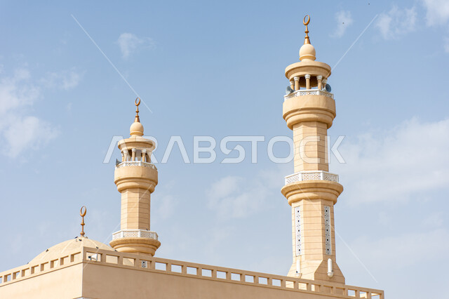 مآذن المسجد على الطراز العربي، اقامة الصلاة وأداء الفروض، الفن الاسلامي المعماري في دولة الإمارات العربية المتحدة، رفع صوت الآذان ودعوة المسلمين للصلاة، مسجد في مدينة العين بإمارة أبو ظبي، العبادة والتقرب الى الله