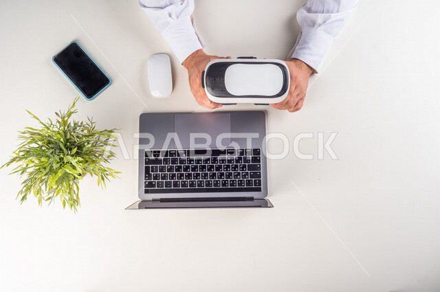 صانع أفلام ثلاثية الأبعاد , خبير خليجي في مجال العالم الافتراضي , نظارة في ار بوكس مختصه لرؤية مجسمات ثلاثية الأبعاد , بيئة عمل , خلفية بيضاء .