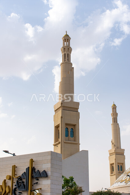  الفن الهندسي المعماري على الطراز العربي الاسلامي للقب والمآذن، مسجد الشيخ خليفة بن زايد بن سلطان آل نهيان الكبير في مدينة العين في إمارة أبو ظبي، المساجد وأماكن الطاعة في دولة الإمارات العربية المتحدة، العبادة والتقرب الى الله