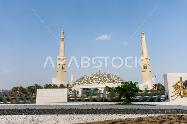 Sheikh Khalifa bin Zayed bin Sultan Al Nahyan Grand Mosque in the city of Al Ain in the Emirate of Abu Dhabi, mosques and places of obedience in the United Arab Emirates, worship and closeness to God, architectural engineering art in the Arab-Islamic style of domes and minarets