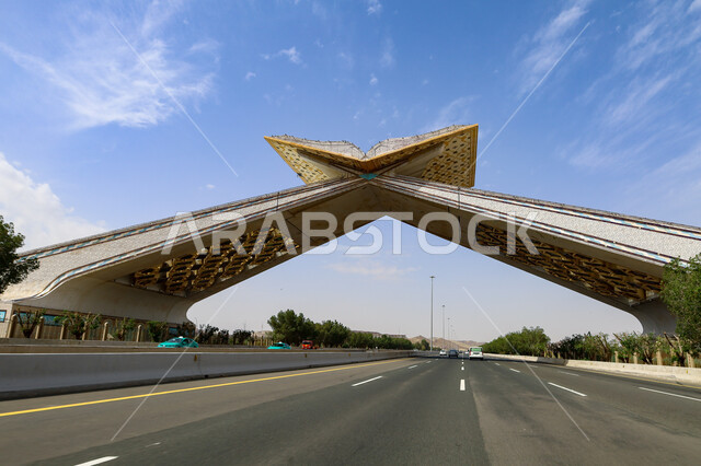 مجسم بوابة القرآن في مكة المكرمة على شكل المصحف الشريف في الطريق السريع, أماكن دينية مقدسة, الطرقات المعبدة والمهيئة للسفر والتنقل بين جدة ومكة