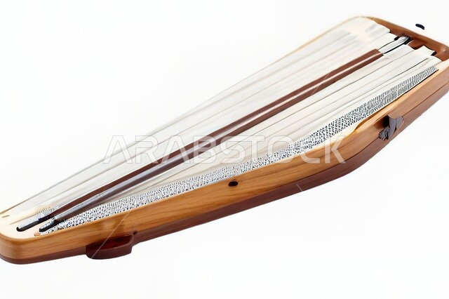 فنون العزف على الآلات الوترية الايقاعية، آلة القيثارة الخشبية الموسيقية الشعبية، مواهب فنية وأنشطة ترفيهية في المملكة العربية السعودية، تقديم العروض المسرحية على التراث الشعبي العربي القديم، خلفية بيضاء