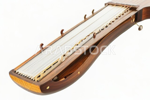 تقديم العروض المسرحية على التراث الشعبي العربي القديم، مواهب فنية وأنشطة ترفيهية في المملكة العربية السعودية، آلة القيثارة الخشبية الموسيقية الشعبية، فنون العزف على الآلات الوترية الايقاعية، خلفية بيضاء