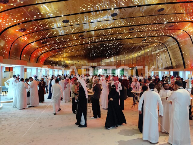 ازدحام الزوار في القاعة الرئيسية الكبرى في مركز الملك عبد العزيز الثقافي العالمي في الظهران (إثراء), سوق الإنتاج السينمائي، معالم سياحية وأماكن ترفيهية مشهورة في المملكة العربية السعودية, صالات ودور العرض