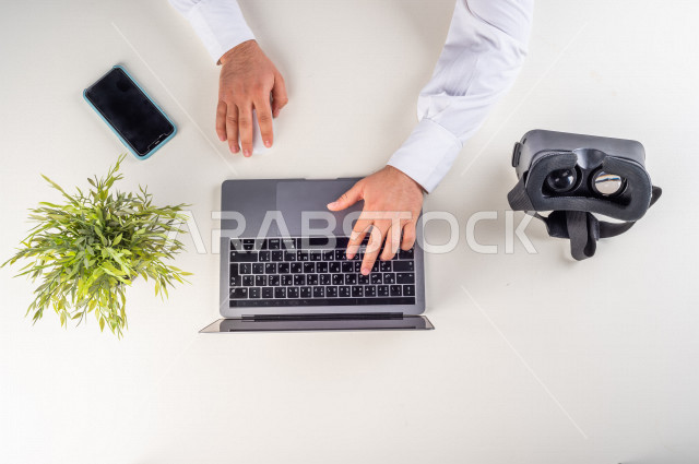 صانع أفلام ثلاثية الأبعاد , خبير خليجي في مجال العالم الافتراضي , نظارة في ار بوكس مختصه لرؤية مجسمات ثلاثية الأبعاد , بيئة عمل , خلفية بيضاء .