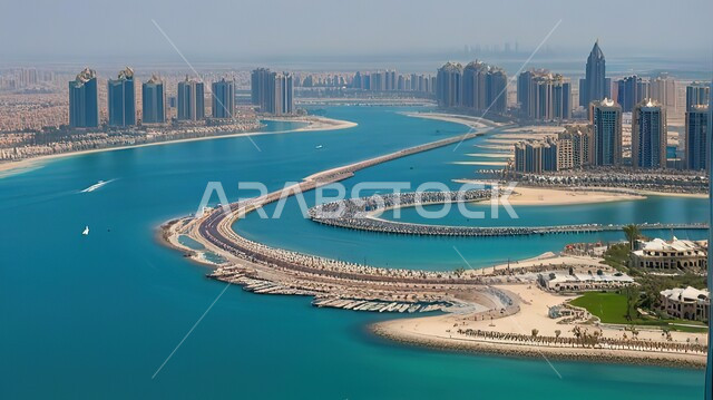 الواجهه البحرية على مرسى إمارة دبي، الفن الهندسي المعماري المتطور للمنشآت التجارية والسكنية، صورة جوية لمرفأ يخوت فاخرة في مارينا مول، معالم سياحية مشهورة، أبراج وناطحات السحاب في الإمارات العربية المتحدة