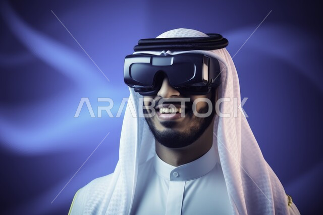 مفهوم التفاعل و الاندماج، المتعة و التسلية بمشاهدة الأفلام و محاكاة العالم الخيالي، استخدام التقنيات والاجهزة الحديثة, بورتريه لشاب عربي سعودي خليجي مبتسم يرتدي الثوب التقليدي ونظارة الواقع الافتراضي ثلاثية الأبعاد، خلفية ملونة