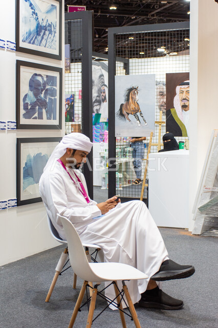 عرض اللوحات والرسومات الفنية، معارض و فعاليات في الإمارات العربية المتحدة، معالم وأماكن سياحية مشهورة في امارة أبو ظبي، الأقسام والأجنحة ثقافية الترفيهية، عالم الكتب والنشر، شاب عربي خليجي اماراتي منظم في معرض أبوظبي الدولي للكتاب لعام2024