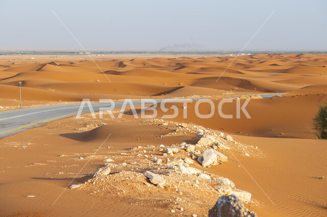 التضاريس والتكوينات والتشكيلات الصخرية في مناطق المملكة العربية السعودية، أماكن رحلات السفاري والمغامرات في الصحاري, الهضاب والتلال من الرمال الذهبية الناعمة, المناظر الطبيعية في البيئة الصحراوية