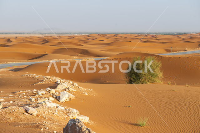  المناظر الطبيعية في البيئة الصحراوية، التضاريس والتكوينات والتشكيلات الصخرية في مناطق المملكة العربية السعودية، أماكن رحلات السفاري والمغامرات في الصحاري, الهضاب والتلال من الرمال الذهبية الناعمة