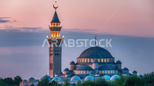 نداء المسلمين لأداء الفرائض والصلوات, العبادة والتقرب الى الله, الفن الهندسي المعماري لبناء المساجد في المملكة العربية السعودية, الديكورات والتصاميم الخارجية الحديثة لبناء مسجد, أماكن إسلامية مقدسة، صورة ظلية لجامع أثناء غروب الشمس، سالوليت