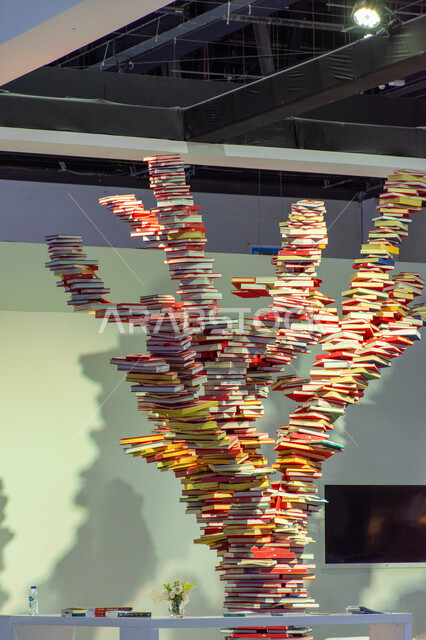 تصاميم وديكورات بأفكار فنية، كتب على هيئة شجرة معروضة في معرض أبوظبي الدولي للكتاب لعام2024، معارض و فعاليات في الإمارات العربية المتحدة، عالم الكتب والنشر، معالم وأماكن سياحية مشهورة في امارة أبو ظبي، الأقسام والأجنحة ثقافية الترفيهية