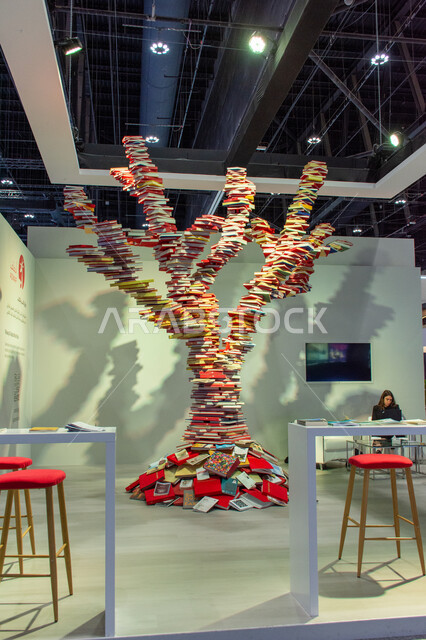 ديكورات وتصاميم بأفكار فنية، كتب على هيئة شجرة معروضة في معرض أبوظبي الدولي للكتاب لعام2024، معارض و فعاليات في الإمارات العربية المتحدة، عالم الكتب والنشر، معالم وأماكن سياحية مشهورة في امارة أبو ظبي، الأقسام والأجنحة ثقافية الترفيهية