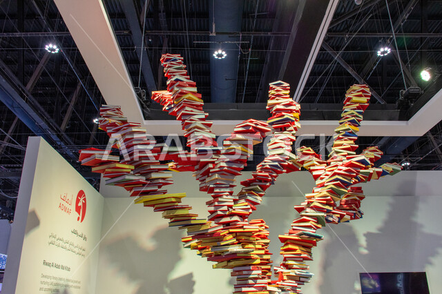 كتب على هيئة شجرة معروضة في معرض أبوظبي الدولي للكتاب لعام2024، ديكورات وتصاميم بأفكار فنية، معارض و فعاليات في الإمارات العربية المتحدة، عالم الكتب والنشر، معالم وأماكن سياحية مشهورة في امارة أبو ظبي، الأقسام والأجنحة ثقافية الترفيهية