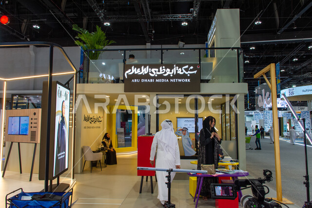 جناح شبكة أبوظبي للإعلام في معرض أبوظبي الدولي للكتاب لعام2024، عرض البرامج الثقافية الترفيهية، معارض و فعاليات في الإمارات العربية المتحدة، عالم الكتب والنشر، معالم وأماكن سياحية مشهورة في امارة أبو ظبي