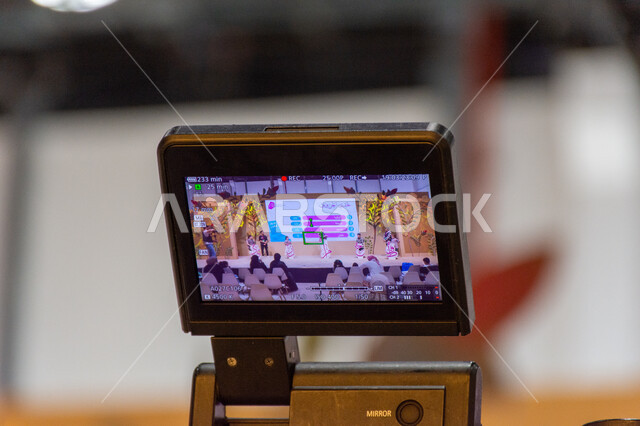 شاشة كاميرا فيديو توثق فعاليات ثقافية في معرض أبوظبي الدولي للكتاب لعام2024، معارض ونشاطات في الإمارات العربية المتحدة، الأنشطة الثقافية الترفيهية، الاماكن والمعالم السياحية المشهورة في إمارة أبوظبي، عالم الكتب والقراءة والنشر