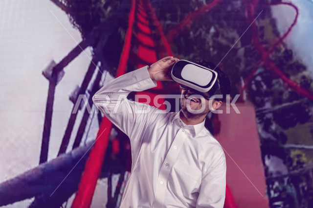 خاصية الهولوجرام  ، مهندس سعودي ماهر محترف في التخطيط ، رجل مهندس خليجي ، استخدام تقنية الهولوجرام ثلاثية الابعاد ، صور تجسيمية خاصة بالمنشأت و الابراج المعمارية ، صور هندسية بأبعاد مختلفة ، تصوير ثلاثي الابعاد للأجسام 