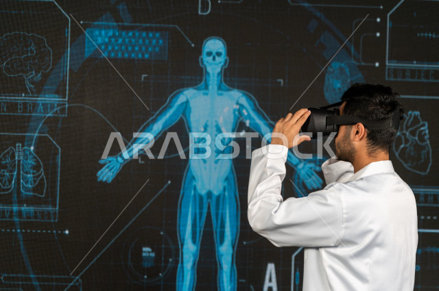 خاصية الهولوجرام ، طبيبب سعودي خليجي ذو خبرة عالية في مجال الطب البشري  ،يضع جهازVR Box،  استخدام تقنية الهولوجرام ثلاثية الابعاد ، صور تجسيمية خاصة بمجسمات الهياكل البشرية  و الاعضاء ، صور متحركة بأبعاد مختلفة ، تصوير ثلاثي الابعاد للأجسام