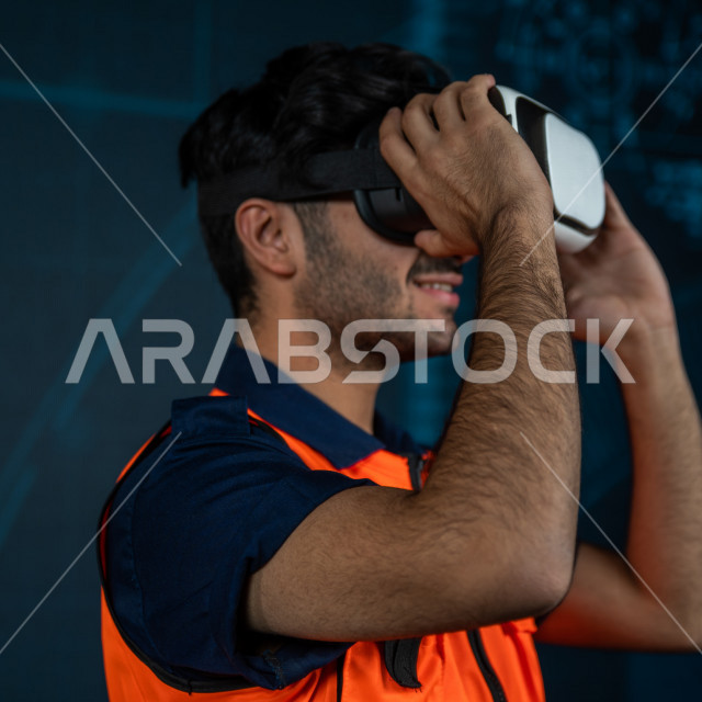 خاصية الهولوجرام  ، مهندس سعودي ماهر محترف في التخطيط ، رجل مهندس خليجي ، استخدام تقنية الهولوجرام ثلاثية الابعاد ، صور تجسيمية خاصة بالمنشأت و الابراج المعمارية ، صور هندسية بأبعاد مختلفة ، تصوير ثلاثي الابعاد للأجسام 