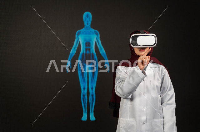 خاصية الهولوجرام ، طبيبة سعودية خليجية ذو خبرة عالية في مجال الطب البشري  ،تضع جهازVR Box،  استخدام تقنية الهولوجرام ثلاثية الابعاد ، صور تجسيمية خاصة بمجسمات الهياكل البشرية  و الاعضاء ، صور متحركة بأبعاد مختلفة ، تصوير ثلاثي الابعاد للأجسام