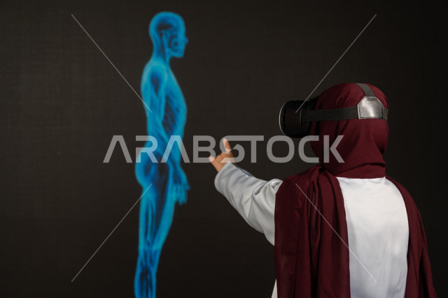 خاصية الهولوجرام ، طبيبة سعودية خليجية ذو خبرة عالية في مجال الطب البشري  ،تضع جهازVR Box،  استخدام تقنية الهولوجرام ثلاثية الابعاد ، صور تجسيمية خاصة بمجسمات الهياكل البشرية  و الاعضاء ، صور متحركة بأبعاد مختلفة ، تصوير ثلاثي الابعاد للأجسام