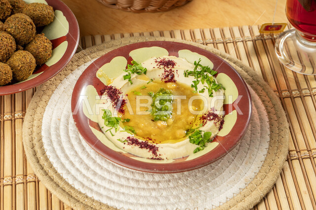 المقبلات الشعبية الشهية، وجبات الفطور الصحية المغذية، طبق من الحمص اللذيذ في إحدى مطاعم المملكة العربية السعودية, المأكولات الشرقية المفيدة، الأساليب الفنية في تقديم الطعام