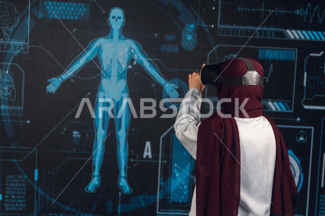 خاصية الهولوجرام ، طبيبة سعودية خليجية ذو خبرة عالية في مجال الطب البشري  ،تضع جهازVR Box،  استخدام تقنية الهولوجرام ثلاثية الابعاد ، صور تجسيمية خاصة بمجسمات الهياكل البشرية  و الاعضاء ، صور متحركة بأبعاد مختلفة ، تصوير ثلاثي الابعاد للأجسام